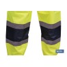 Pantalon imperméable haute visibilité pour environnements de travail dangereux.