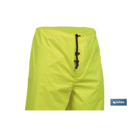 Pantalon imperméable haute visibilité pour environnements de travail dangereux.